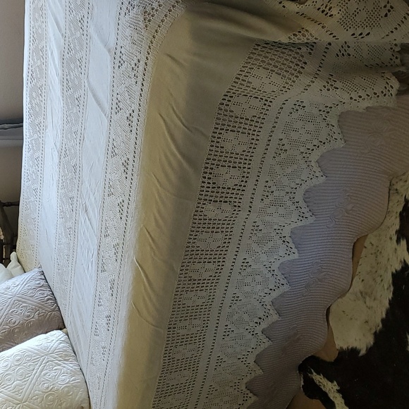 Linen and crochet vintage twin/double ecru coverlet. - Picture 5 of 6